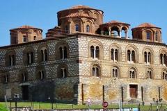 Παναγία Παρηγορήτισσα: Η εκκλησία με τον τρούλο που ΑΙΩΡΕΙΤΑΙ... [photos+video]