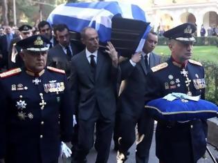 Φωτογραφία για Κηδεία Στεφανόπουλου: Ο αντιστράτηγος Στεφανής που τιμήθηκε και τίμησε τον πρόεδρο