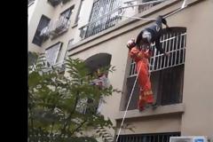 Έπεσε από τον τρίτο όροφο και πιάστηκε στο σύρμα που απλώνουν τα ρούχα [video]