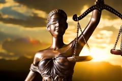 Ένορκος κοιμήθηκε και... αθωώθηκε πατέρας που βίασε την κόρη του