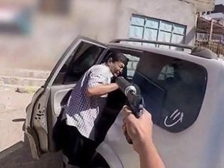 Φωτογραφία για Φωτογραφίες - ΣΟΚ: Εν ψυχρώ δολοφονία αξιωματικού από τζιχαντιστές στην Υεμένη - ΣΚΛΗΡΕΣ ΕΙΚΟΝΕΣ
