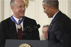 Σόου Ομπάμα βραβεύοντας Τζόρνταν, Τζαμπάρ, Σπρίνγκστιν, Γκέιτς [photos+video]