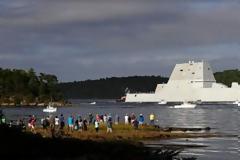 Το «καμάρι» του αμερικανικού Πολεμικού Ναυτικού έμεινε από βλάβη στη Διώρυγα του Παναμά