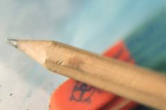 Αναρωτηθήκατε ποτέ γιατί η μια άκρη της γομολάστιχας είναι μπλε; - Και δεν είναι για το στυλό!