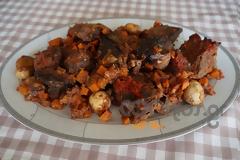 Η συνταγή της Ημέρας: Βουβάλι στη γάστρα με ντομάτα και μανιτάρια