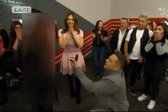 ΈΜΕΙΝΑΝ ΌΛΟΙ...Της έκανε πρόταση γάμου on air!