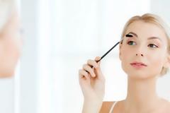 Αυτό είναι το χρώμα που πρέπει να έχουν τα φρύδια σας