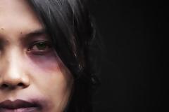 Δωρεάν επισκέψεις στα ιατροδικαστικά ιατρεία για τις κακοποιημένες γυναίκες