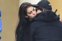 Πασίγνωστος ποδοσφαιριστής μεταμφιέστηκε με περούκα και γυαλιά για να βγει με το κορίτσι του