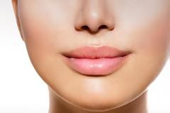 Αποκτήστε εύκολα απαλά και ενυδατωμένα χείλη