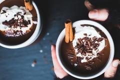 4 ζεστά ροφήματα που θα απογειώσουν τα φθινοπωρινά σου απογεύματα