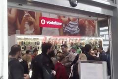 Πάτρα: Ουρές έξω από τα καταστήματα πριν ανοίξουν - Πανικός για κινητά και ηλεκτρονικά - Οι προσφορές της Black Friday