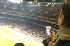 Πήγε να δει Άρσεναλ – Παρί και μιλούσε ένα ημίχρονο στην… κοπέλα του