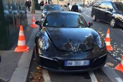 Απίστευτο! Παράνομα παρκαρισμένη Porsche ανατινάζεται από την αντιτρομοκρατική