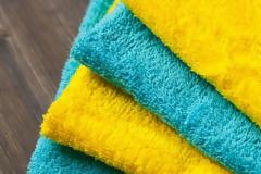 Το πιο απλό κόλπο για να μην ξεβάφουν οι χρωματιστές πετσέτες