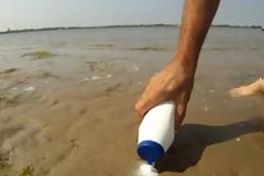 Έριξε αλάτι στην άμμο και δείτε τι πετάχτηκε [video]