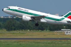 Alitalia: Εξετάζει την περικοπή έως 2.000 θέσεων εργασίας