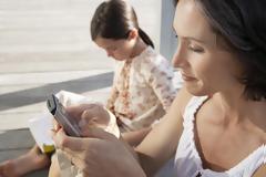 Άσε το κινητό, επιτέλους, και ασχολήσου με το παιδί!