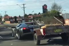 Μεταφέροντας κατσίκες με μια... Lamborghini [video]