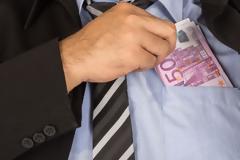 Ασφαλιστής κατηγορείται για υπεξαίρεση, από άλλον ασφαλιστή