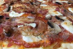 Η συνταγή της Ημέρας: Πίτσα με βουβαλίσια μοτσαρέλα, πορτομπέλο και μπέικον