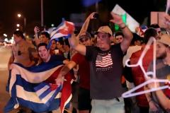 Με χορούς και πανηγύρια γιόρτασαν το θάνατο του Κάστρο