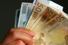 Ξηλώνονται τα επιδόματα στο βωμό της β’ αξιολόγησης