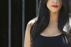 Ποζάρει στο κρεβάτι της xωρίς μακιγιάζ