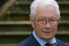 Πέθανε ο φωτογράφος που φωτογράφιζε ανήλικα κορίτσια