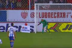 Ήταν αλάνθαστος μέχρι που...έμπλεξε τα μπούτια του!