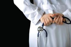 Νοσοκομεία: Φεύγουν οι νέοι επικουρικοί- Μένουν οι ηλικιωμένοι μόνιμοι!