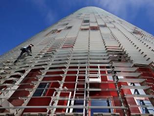 Φωτογραφία για Δείτε τον Γάλλο Σπάιντερμαν να σκαρφαλώνει σε ουρανοξύστη χωρίς εξάρτυση!