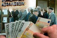 ΜΕΙΩΣΗ ΣΥΝΤΑΞΕΩΝ ΚΑΤΑ 30% ΖΗΤΟΥΝ ΟΙ ΔΑΝΕΙΣΤΕΣ ΕΔΩ ΚΑΙ ΤΩΡΑ