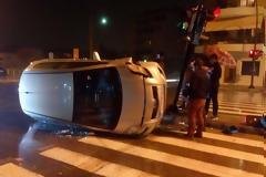 Τρελή πορεία για αυτοκίνητο κοντά στη ΔΕΥΑΛ – Έπεσε πάνω σε φανάρι και τούμπαρε