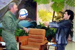 Ο Μαραντόνα αποχαιρέτισε τον «δεύτερο πατέρα» του Φιντέλ Κάστρο