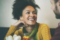 Τι μας λέει η επιστήμη για το φλερτ;