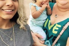 Μαμά, κόρη και γιαγιά έχουν την ίδια φυσική λευκή τούφα! [photos]