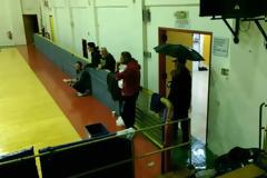 Ήρθαν οι βροχές και βγήκαν… κουβάδες και ομπρέλες στο κλειστό «Δ. Βικέλας»…