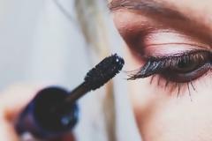 Με αυτό το απλό κόλπο θα κάνεις τις βλεφαρίδες σου να φαίνονται πιο μακριές