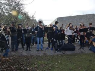 Φωτογραφία για Το Μουσικό Σχολείο Αλίμου έσπασε με μουσική το τείχος της ντροπής στη Γερμανία