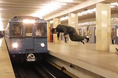 ΤΙ ΕΚΑΝΕ Ο ΤΡΕΛΟΣ... Νεαρός πηδάει στην απέναντι αποβάθρα στο... παρά πέντε - ΒΙΝΤΕΟ ΣΟΚ