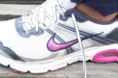 Γιατί υπάρχει η επιπλέον τρύπα για τα κορδόνια των αθλητικών; [video]