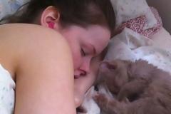 Το «μυστήριο» της γυναίκας που ξάπλωσε ένα βράδυ στον καναπέ και δεν ξύπνησε για έξι μήνες