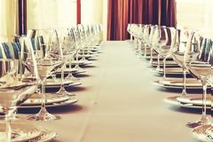 Πώς θα στρώσεις (σωστά) το τραπέζι για ένα δείπνο