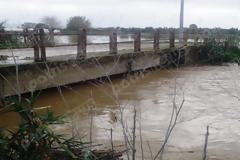 Ορεινή Βουπρασία: Ξηλώθηκαν γέφυρες και δρόμοι