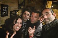 Γνωστός ηθοποιός από καθημερινές σειρές έπιασε μικρόφωνο και ηχογράφησε το πρώτο του τραγούδι [photos+video]