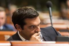 Ο Αλέξης Τσίπρας κατεβαίνει τα σκαλιά του υπουργείου Μακεδονίας-Θράκης. Θα κατέβει και τα σκαλιά της εξουσίας;