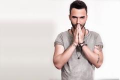 Ο Δημήτρης Καραδήμος ΞΑΝΑΧΤΥΠΑ με...μάτια γλυκά και παραπονιάρικα !