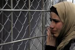 Οι μετανάστριες παίρνουν αντισυλληπτικά πριν αρχίσουν το επικίνδυνο ταξίδι προς τη δύση