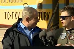 Εβρίτης αεροπόρος συνομιλεί με τον πρωθυπουργό του Ισραήλ